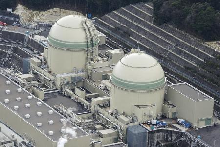 　関西電力高浜原発４号機（右）と３号機＝福井県高浜町