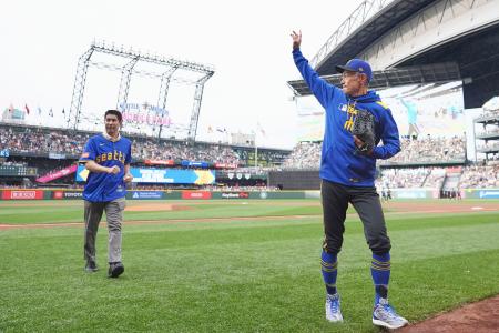 　マリナーズ―レイズ戦前の始球式で捕手役を務めた後、歓声に応えるイチローさん（右）＝８日、シアトル（ＡＰ＝共同）