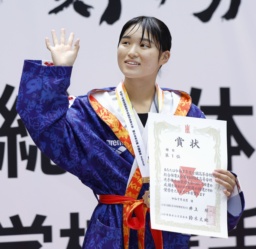 　女子２００メートル背泳ぎで優勝し、表彰式で手を振る埼玉栄・笠原未咲＝ひろしんビッグウェーブ