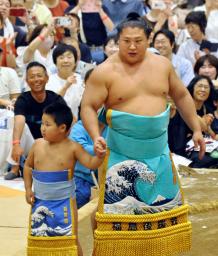 　地元の福島市で行われた大相撲の夏巡業で、兄の若元春（左）との取組に臨む若隆景