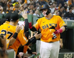 　３回巨人２死、岡本が左中間に先制ソロを放つ＝東京ドーム