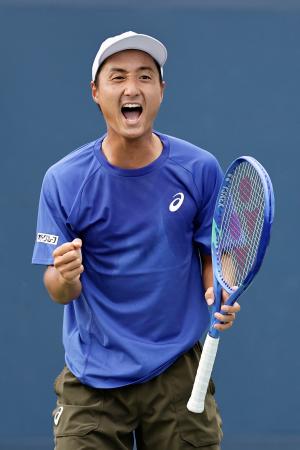 　男子シングルス１回戦でポイントを奪い喜ぶ望月慎太郎＝ニューヨーク（共同）