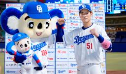 　７回、２点打を放ちポーズをとる中日・上林＝バンテリンドーム