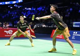 　世界バドミントン、男子ダブルス３回戦でインドネシアのペアと対戦する保木卓朗（右）、小林優吾組＝２８日、パリ（ＡＰ＝共同）