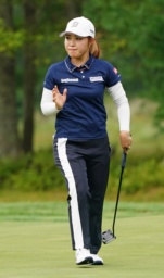 　第２ラウンド、２番でティーショットを放つ山下美夢有＝ＴＰＣボストン（共同）