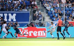 　ホッフェンハイム戦の前半、ゴールを決めるＥフランクフルトの堂安（左）＝ジンスハイム（共同）