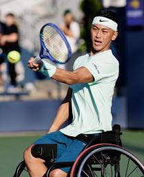 　車いすの部女子シングルス１回戦でプレーする上地結衣＝ニューヨーク（共同）