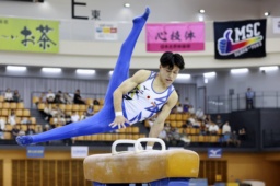 　平行棒で優勝した角皆友晴＝エスフォルタアリーナ八王子
