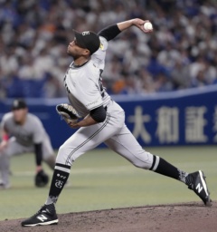 　５回巨人１死一、二塁、岸田が左前に適時打を放つ＝バンテリンドーム