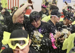 　祝勝会でビールをかけられる阪神・才木＝７日、兵庫県内