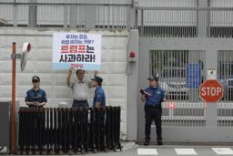 　９日、ソウルの在韓国米大使館前で、米国での韓国人労働者の拘束に抗議する人（ＡＰ＝共同）