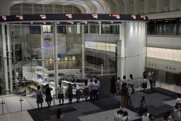 　上げ幅が一時４００円を超え、４万４２００円台を付けた日経平均株価を示すモニター。取引時間中としての最高値を更新した＝１１日午前、東京・東新橋