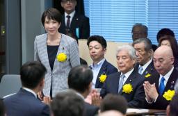 　国会内で開かれた、自民党の小林元経済安保相（奥中央）らによる勉強会＝１１日午後