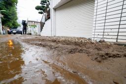　大雨の中、傘を差して歩く人たち＝１１日午後３時３４分、東京都中央区