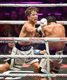 　１２回、ムロジョン・アフマダリエフ（右）を攻める井上尚弥＝ＩＧアリーナ