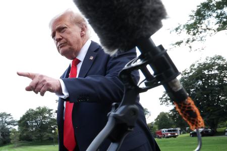 　カーク氏について報道陣の質問に答えるトランプ米大統領＝１１日、ホワイトハウス（ゲッティ＝共同）