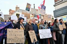 　１６日、ロンドン郊外のウィンザー城周辺でトランプ米大統領に抗議する人たち（共同）