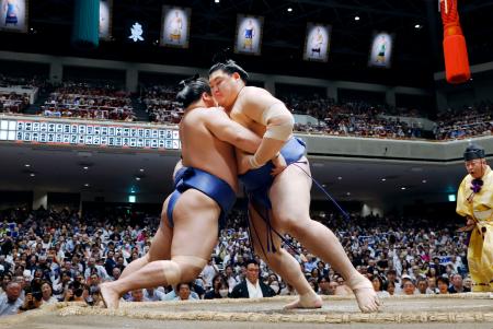 　大の里（右）が寄り切りで若隆景を下す＝両国国技館