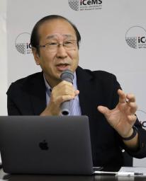 　ノーベル化学賞の受賞が決まり、記者会見で笑顔を見せる京都大の北川進氏＝８日午後８時８分、京都市左京区