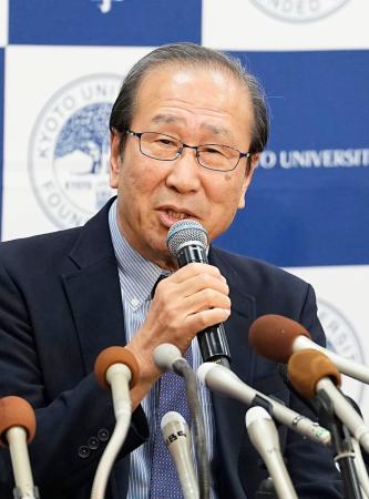 　ノーベル化学賞の受賞が決まり、記者会見で笑顔を見せる京都大の北川進氏＝８日午後８時８分、京都市左京区