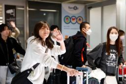 　ＧＰシリーズ第１戦に出場するためフランスのナント空港に到着した坂本花織＝１５日（共同）