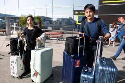 　ＧＰシリーズ第１戦に出場するためフランスのナント空港に到着した坂本花織＝１５日（共同）