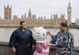 　「ジャパン・ハウス」で記者会見し、「ハローキティ」と写真に納まる横綱豊昇龍＝１５日、ロンドン（（Ｃ）２０２５　ＳＡＮＲＩＯ　ＣＯ．，ＬＴＤ．、共同）