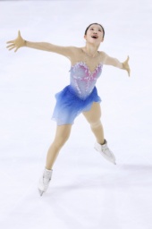 　女子フリーの演技を終え、ガッツポーズする中井亜美。グランプリシリーズ初出場優勝を果たした＝アンジェ（共同）