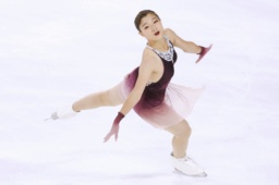 　女子フリーの演技を終え、ガッツポーズする中井亜美。グランプリシリーズ初出場優勝を果たした＝アンジェ（共同）