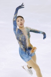 　女子フリーの演技を終え、ガッツポーズする中井亜美。グランプリシリーズ初出場優勝を果たした＝アンジェ（共同）