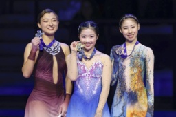　女子フリーの演技を終え、ガッツポーズする中井亜美。グランプリシリーズ初出場優勝を果たした＝アンジェ（共同）