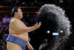　高安（左）を攻める豊昇龍＝ロンドン（共同）