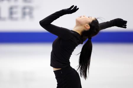 　公式練習で調整する中井亜美＝サスカトゥーン（共同）