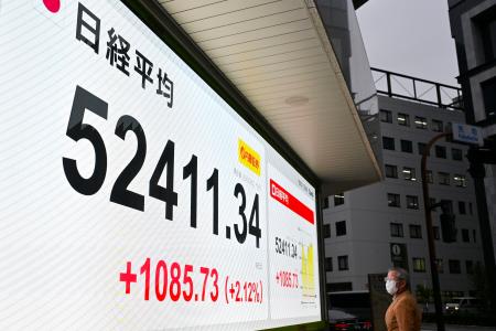 初めて5万2000円を超えた日経平均株価の終値を示すボード=31日午後、東京都中央区
