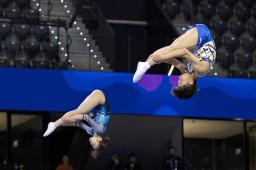 　シンクロナイズド女子準決勝で演技する森ひかる（右）、田中沙季組＝パンプロナ（共同）