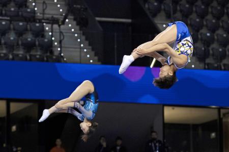 　シンクロナイズド混合準決勝で演技する宮野隼人（右）、桜井愛菜組＝パンプロナ（共同）