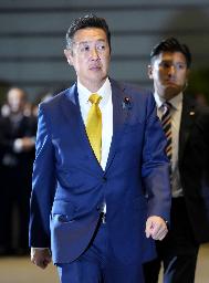 　元島民らとの懇談後、記者団の取材に応じる黄川田沖縄北方相＝８日午後、北海道根室市