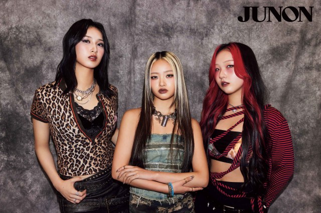 『JUNON』12月号に登場するHANA（左から）MOMOKA、YURI、CHIKA