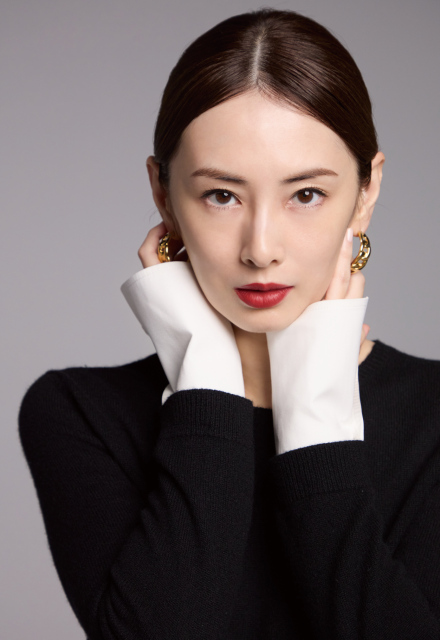 『北川景子オフィシャルカレンダー2026』MAILIVIS特典カット（デスク）（C）SDP