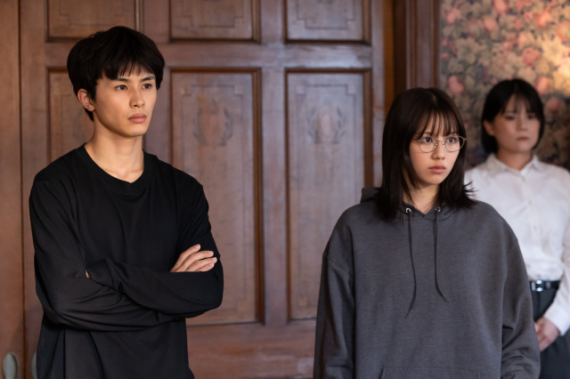 ドラマ『地獄は善意で出来ている』第2話に出演する（左から）草川拓弥、渡邉美穂 （C）カンテレ