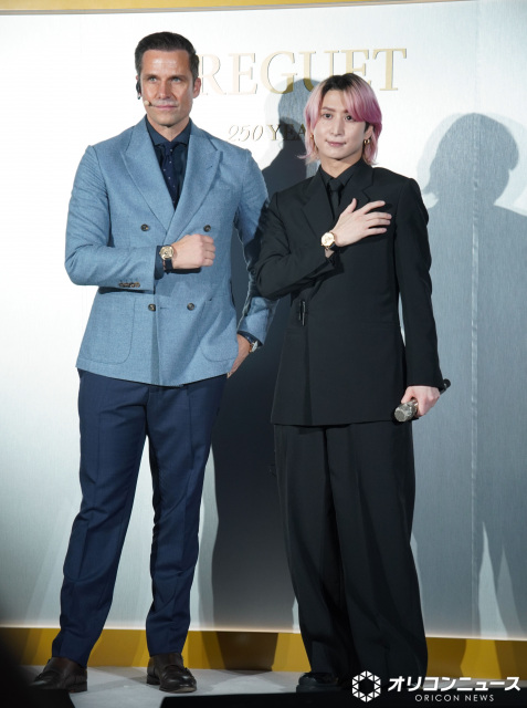 『ブレゲ』250周年記念「クラシック」コレクション新作発表会に登壇した（左から）グレゴリー・キスリング氏、佐久間大介（右）（C）ORICON NewS inc.