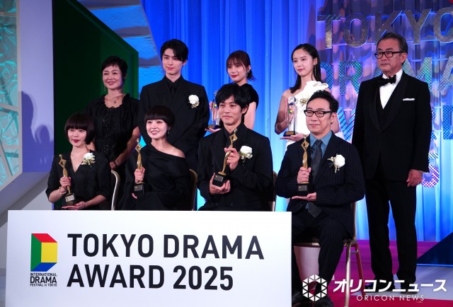 『東京ドラマアウォード2025』の授賞式に登壇した（前列左から）杉咲花、奈緒、松坂桃李、角田晃広（後列左から）有働由美子、本田響矢、芳根京子、加藤小夏、三谷幸喜 （C）ORICON NewS inc.