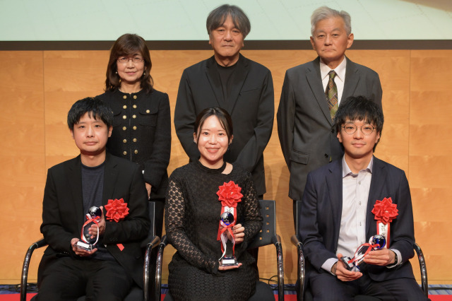 『テレビ朝日新人シナリオ大賞』受賞者（前列）＆審査員（後列）（C）テレビ朝日