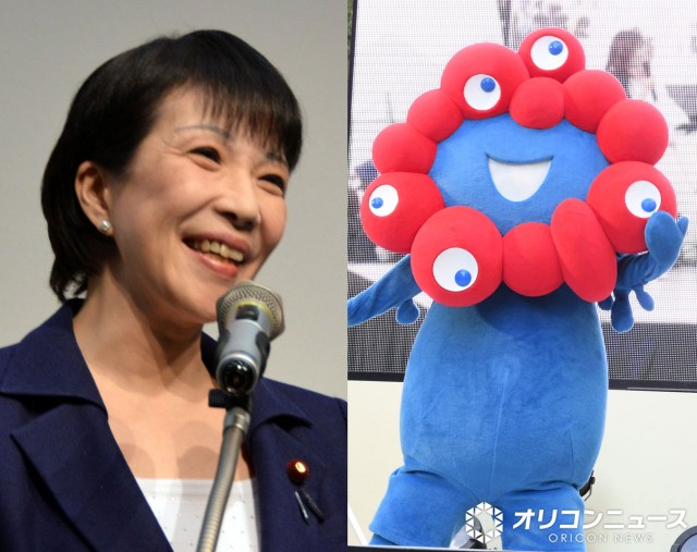 高市早苗総裁（2015年撮影）＆ミャクミャク（C）ORICON-NewS-inc