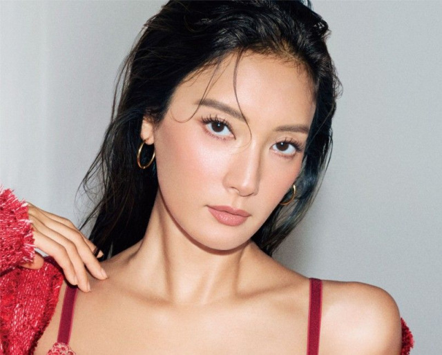 「天使のブラ スリムライン」新作モデルを務めた菜々緒