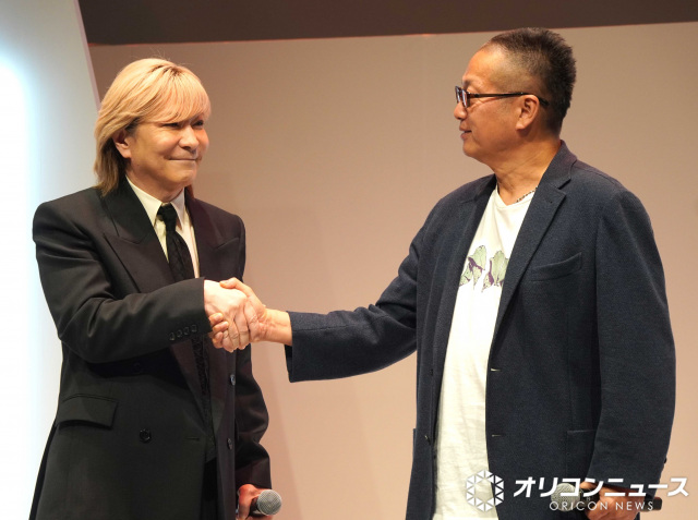 新作ゲームアプリ『アウトランカーズ』完成披露会に登壇した（左から）小室哲哉、岡本吉起 （C）ORICON NewS inc.