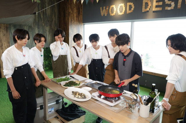 11日放送の『タイムレスマン』に出演する（左から）橋本将生、松島聡、寺西拓人、猪俣周杜、原嘉孝、篠塚大輝、佐藤勝利、菊池風磨 （C）フジテレビ