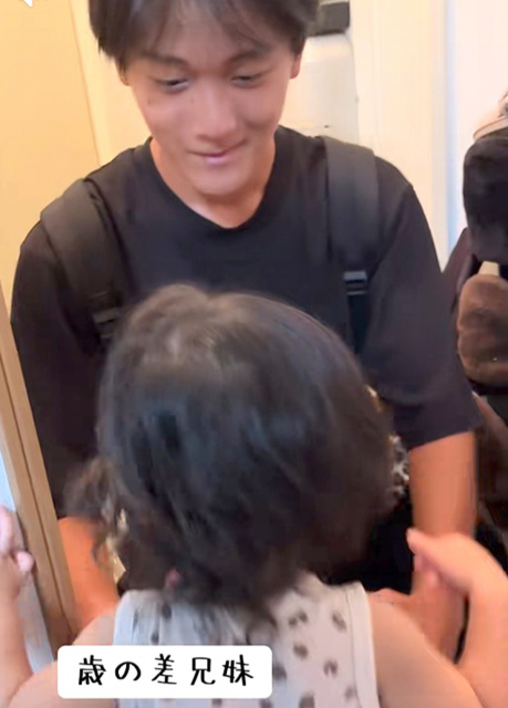 玄関で抱き合う17歳差の兄妹（TikTok／@yuasam0530より）