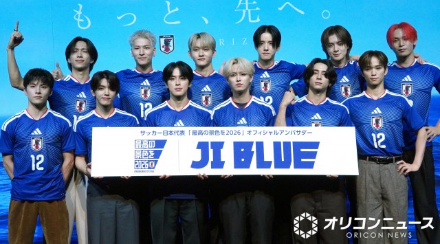 サッカー日本代表公式アンバサダー「JI BLUE」に就任した（前列左から）川西拓実、高塚大夢、河野純喜、白岩瑠姫、西洸人、後藤威尊（後列左から）池崎理人、金城碧海、田島将吾、佐藤景瑚、佐野雄大、與那城奨 （C）ORICON NewS inc.