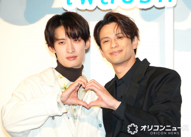 キスシーンを再現した（左から）向井康二、森崎ウィン （C）ORICON NewS inc.